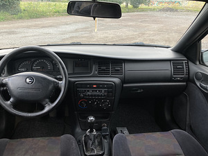 Opel Vectra 1.6 (8 фото из 9)