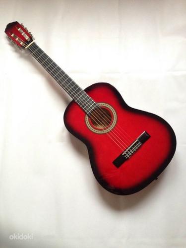 Гитара темно-красный 4/4 сумка тюнер дополнительные струны (фото #1)