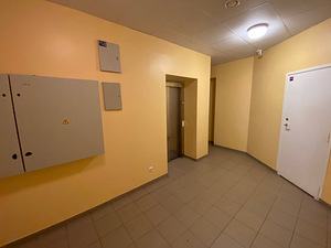 Üürile anda 1-toaline liftiga ja parkla kohaga korter Narvas