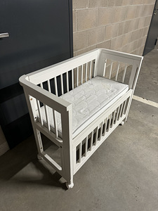 Детская кроватка (3 фото из 3)