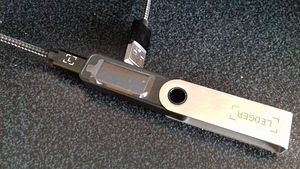 Ledger Nano S Plus криптокошелек (2 фото из 3)