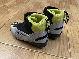 Продам детские беговые лыжные ботинки Fiskars 35