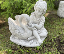 Девушка с лебединой садовой скульптурой - ваза