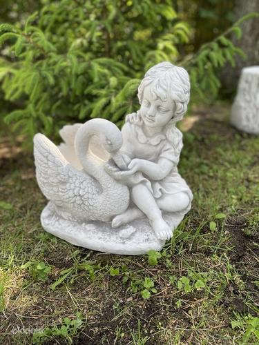 Девушка с лебединой садовой скульптурой - ваза (фото #1)