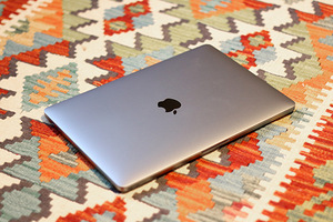 MacBook Pro 13″ 2020 – M1/8GB/256GB SSD (1 foto / 6)