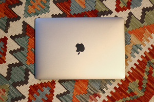 MacBook Pro 13″ 2020 – M1/8GB/256GB SSD (4 foto / 6)