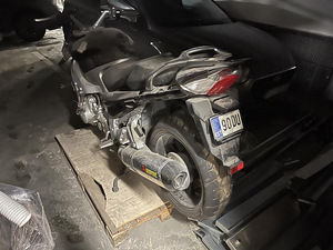 Продается аварийный YAMAHA FJR 1300 (10 фото из 10)