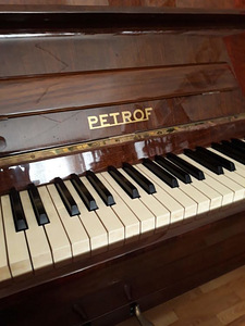 Uus pianiino Petrof