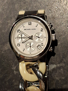 Часы Michael Kors (2 фото из 3)