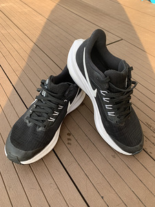 Кроссовки NIKE (1 фото из 3)