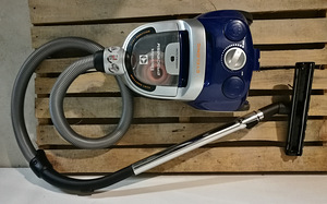 Пылесос Electrolux ErgoEasy Cyclonic без пылесборника (2 фото из 4)