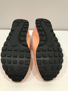 Naiste Nike tossud (4 foto / 4)