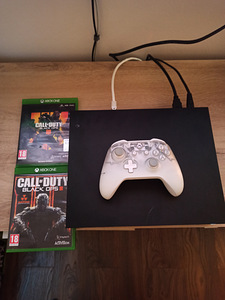 Xbox One х + 2 игры (2 фото из 2)