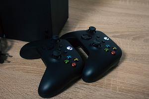 Xbox Series X | 2 Pulti (2 foto / 3)