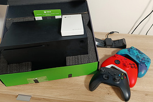 Xbox Series X 1TB + 4TB HDD + 3 пульта с аккумуляторами. (3 фото из 5)