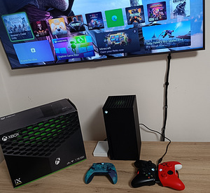 Xbox Series X 1TB + 4TB HDD + 3 пульта с аккумуляторами. (4 фото из 5)