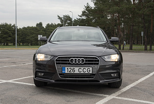 AUDI A4 AVANT (2 фото из 11)