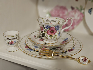 Royal Albert "Цветок месяца" Август (1 фото из 8)