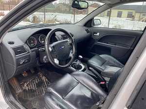Ford mondeo Ghia 2.5 V6 125kw (5 foto / 8)