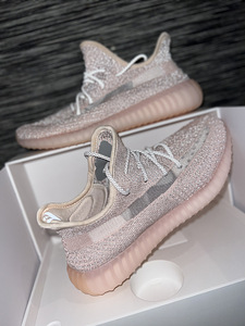 Adidas Yeezy (2 фото из 5)