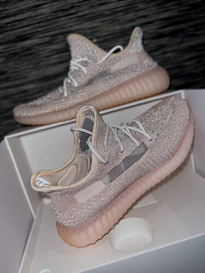 Adidas Yeezy (5 фото из 5)