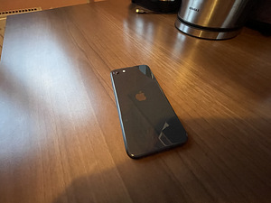 iPhone SE 2020 (3 фото из 10)