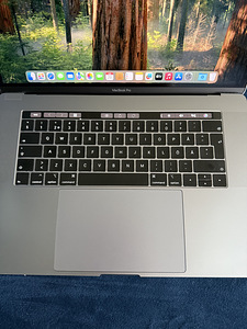 Macbook pro 15” 2018 16GB ram 500GB SSD intel i7 (6 foto / 6)