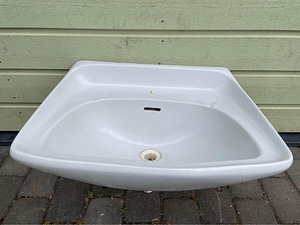 Valge kraanikauss 58cm lai ja 44cm seinast (1 foto / 2)