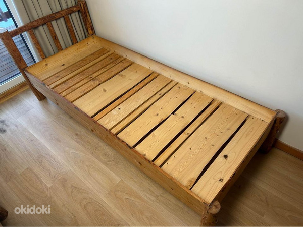 Деревянная кровать ручной работы (фото #4)