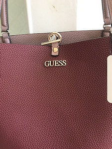 Новая сумка от Guess (9 фото из 9)