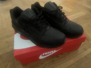 Кроссовки NIKE (1 фото из 4)