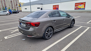 Toyota Avensis (2 foto / 9)