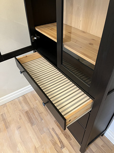 IKEA HEMNES täispuidust 3 sahtliga vitriinkapp (3 foto / 3)