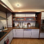 Деревянная кухонная мебель с бытовой техникой (фото #2)
