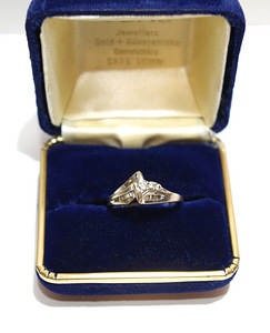 Kuldsõrmus teemantidega 750 proov, 3.84 g