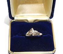 Kuldsõrmus teemantidega 750 proov, 3.84 g