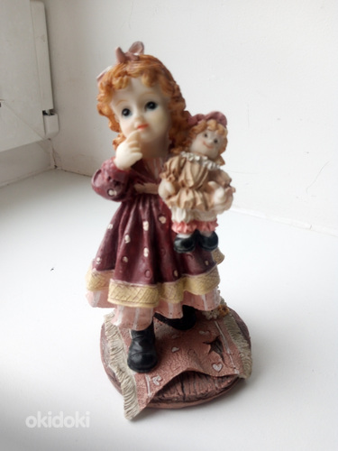 Фарфоровая статуэтка "Девочка с куклой" (фото #1)