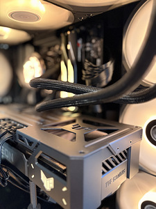 Ryzen 7 9800X3D + ASUS TUF RX 9070 XT | Must mänguarvuti (3 foto / 5)
