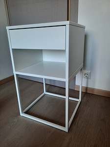 Прикроватный столик (2 фото из 2)
