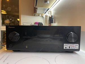 Pioneer VSX-521-K 5.1 Home Theater Receiver, Glossy Black (1 foto / 3)