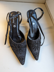 Uued mustad kingad kontsa ja paelaga. Kontsa kõrgus 7 cm