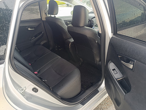 Toyota Prius (9 фото из 12)