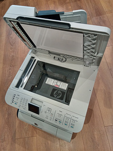 Laserprinter HP Color LaserJet CM2320nf MFP (8 foto / 8)
