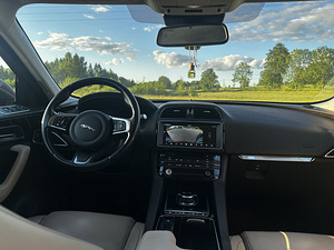 Jaguar F-Pace 3.0D AWD 221 kW Automaat • 2017 (8 foto / 12)