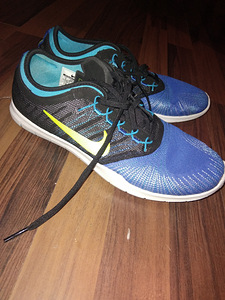 Кроссовки (4 фото из 4)