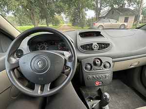 Renault Clio (7 фото из 7)