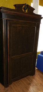 Старинный крепкий шкаф/гардероб в сельском доме периода EW