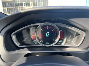 Volvo v40 R-Design (6 foto / 11)