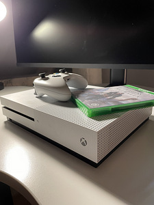 Xbox one S, 500gb + Assassin's Creed Valhalla (3 foto / 4)