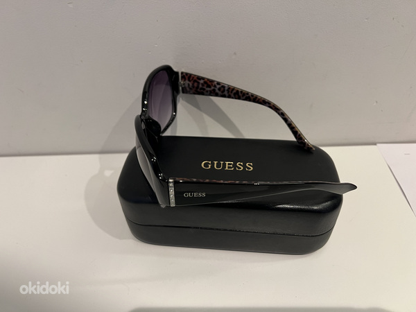 Солнцезащитные очки Guess (фото #1)